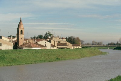 Bondeno is the oldest settlement in the Ferrara area, a place where history, archaeology and traditions are connected in a landscape shaped by water.
