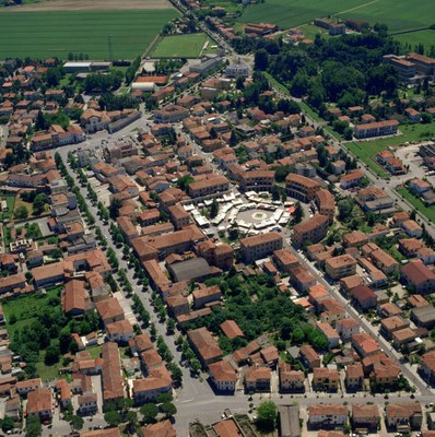 Municipality created by the union of Tresigallo, metaphysical city, and Formignana, near the Po di Volano river