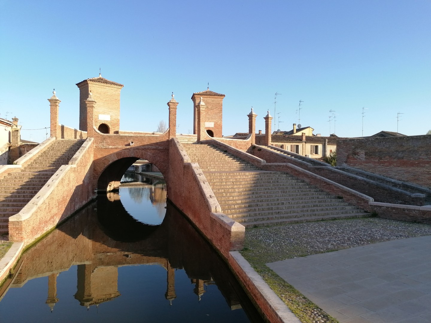 Un itinerario per scoprire le storiche vie della città di Comacchio 