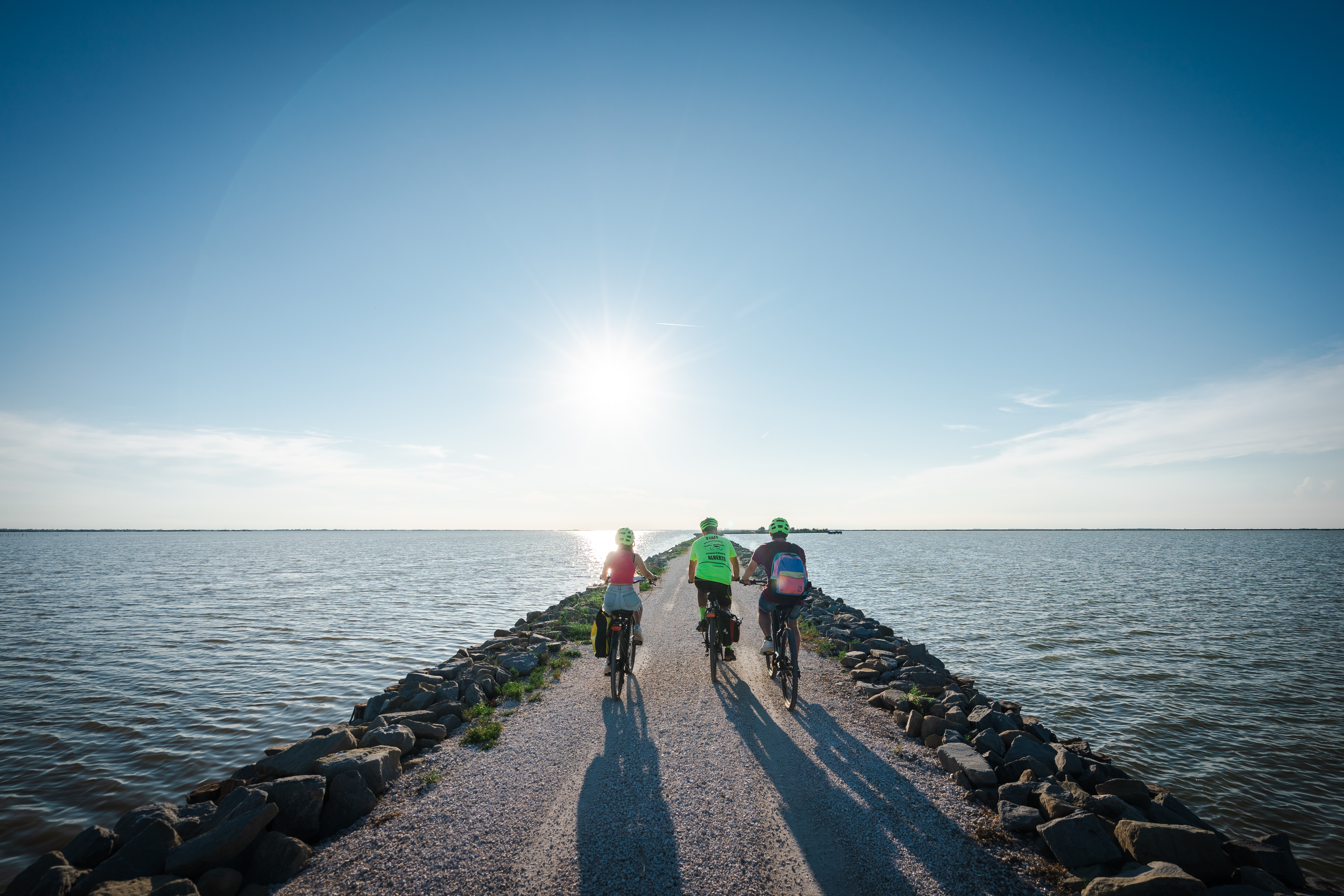 L'itinerario proseguirà imboccando l'Argine degli Angeli, la spettacolare passerella sull'acqua lunga 5,4 km che porterà sino alla Stazione di Pesca Bellocchio. Superata la Statale Romea tramite un sottopasso si giungerà al Lido di Spina e attraverso il lungomare del Lido degli Estensi si arriverà sino al traghetto di collegamento con Porto Garibaldi. Da qui è possibile concludere l'itinerario percorrendo due possibili alternative: da Lido degli Estensi si procede sino a Comacchio, costeggiando l'argine che conduce alle Saline, dove trovano rifugio gli splendidi fenicotteri rosa; mentre la seconda opportunità prevede la partenza dal porto canale di Porto Garibaldi e la percorrenza della ciclabile che costeggia Via Marina e giunge sino al centro di Comacchio.