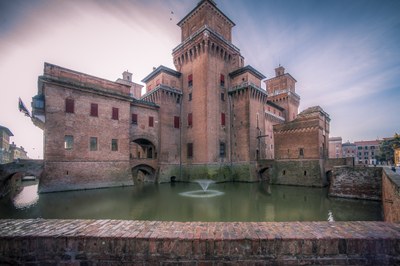 Antica fortezza militare e simbolo della città, il Castello Estense fu sfondo dei fasti della corte ducale. Un luogo pieno di storia e suggestioni, tra amori maledetti, intrighi di corte, personaggi illustri e sontuosi banchetti