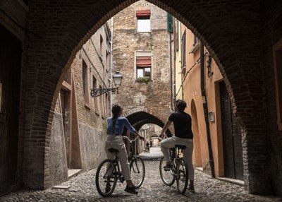 FERRARA è una tappa imperdibile per chi ama l'arte, la cultura, la natura e la buona cucina. Scoprite cosa non bisogna tralasciare quando si visita l'affascinante città estense