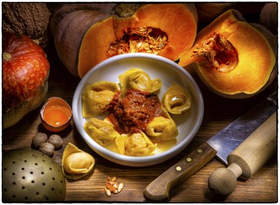 I cappellacci di zucca, rigorosamente fatti a mano e dalla forma a cappello (da cui il nome), hanno un morbido ripieno di zucca violina che, unita agli altri ingredienti del condimento, crea un eccezionale sapore agro-dolce