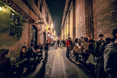 A fianco della Cattedrale si trova il caratteristico locale “Al Brindisi” che, attestato fin dal lontano 1435, si configura come l'enoteca più antica del mondo, frequentata da personaggi del calibro di Tiziano Vecellio, Nicolò Copernico, Torquato Tasso e Ludovico Ariosto