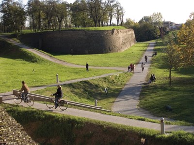 “Città delle biciclette” per antonomasia, Ferrara è indissolubilmente legata alla cultura delle due ruote, una città dove i ciclisti regnano padroni delle strade. Centinaia di chilometri tra città e provincia pensati, creati, piegati al piacere della pedalata