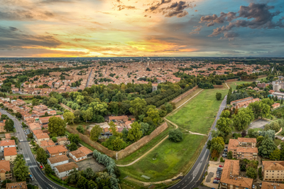 Dalla città ai piccoli centri urbani, fino alla Costa Adriatica: trova il luogo più adatto a te. Ce n'è per tutti i gusti!